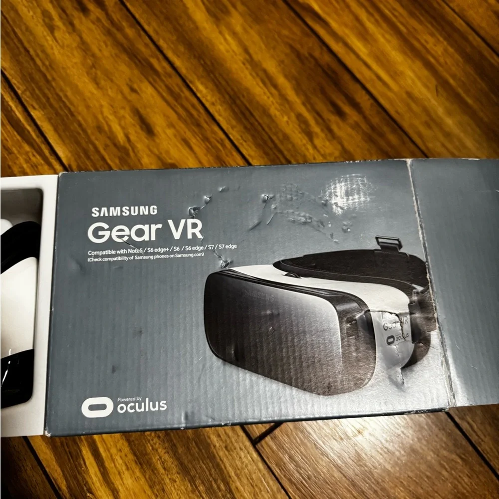 Samsung Smartphone VR Headset Black and White Model SM-R322